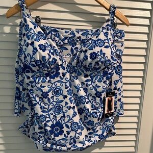 NWT Nicole Miller 2 Piece Tankini Swimsuit with Roushing on the sides of the Top